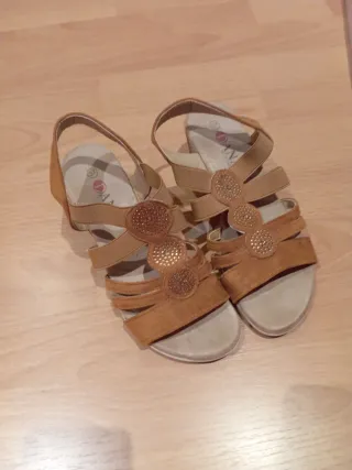 Sandalias cuña marrón y doradas talla 37