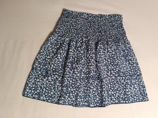 Falda corta azul con estampado floral