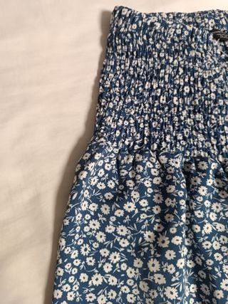 Falda corta azul con estampado floral