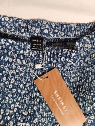 Falda corta azul con estampado floral