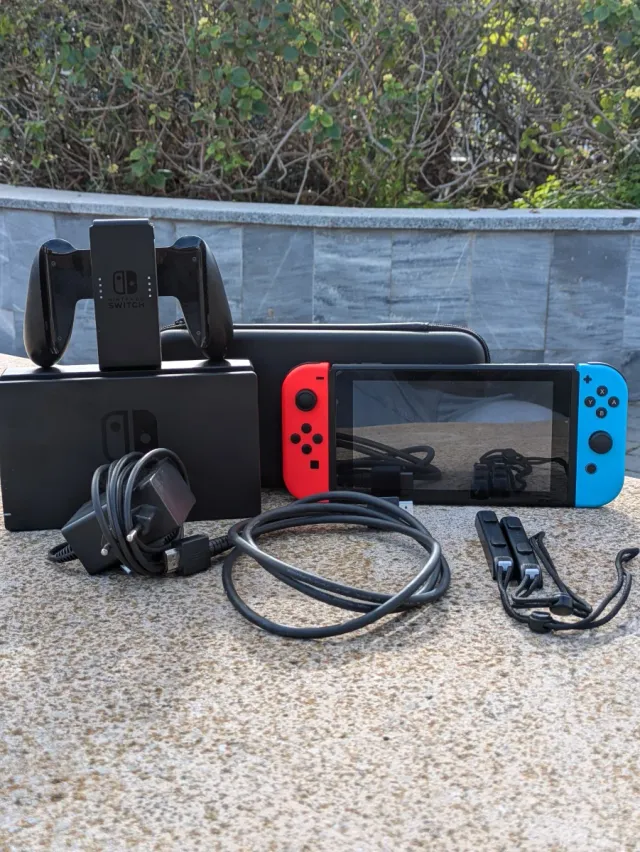 Nintendo Switch Completa Azul y Rojo con funda