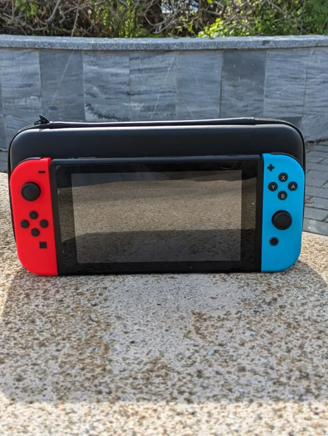Nintendo Switch Completa Azul y Rojo con funda