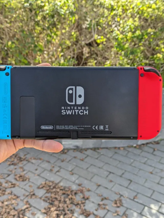 Nintendo Switch Completa Azul y Rojo con funda