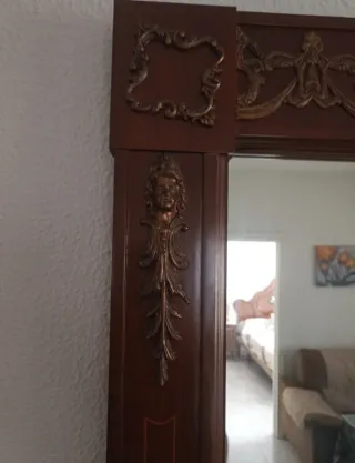 Aparador antiguo con espejo