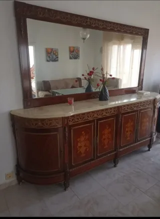 Aparador antiguo con espejo