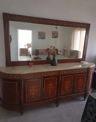 Aparador antiguo con espejo