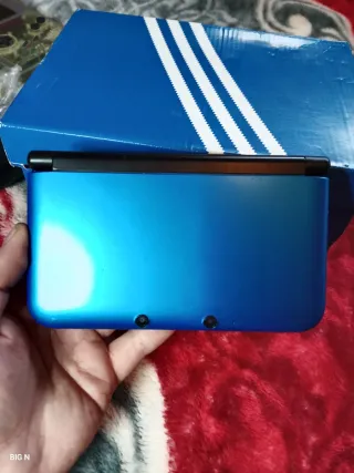 Nintendo 3DS XL blu con caricatore e pennino