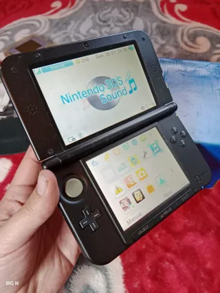 Nintendo 3DS XL blu con caricatore e pennino