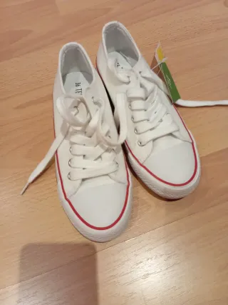 Bambas blancas con detalles rojos