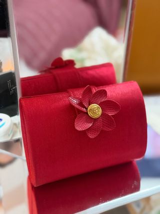 Neceser de mano rojo con flor