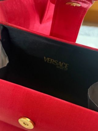 Neceser de mano rojo con flor