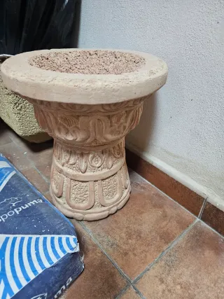 Macetero de terracota estilo pedestal
