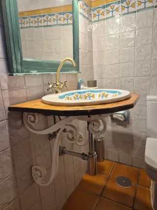 Conjunto baño: lavabo, mueble, espejo y apliques.