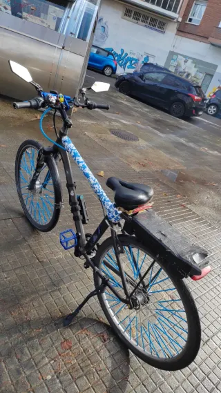 Bicicleta eléctrica con 2 llaves