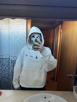 Sudadera blanca con estampados