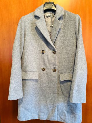Abrigo gris talla M. De lana y poliéster.