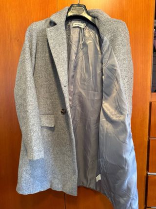 Abrigo gris talla M. De lana y poliéster.