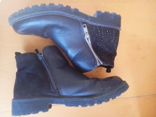 Botas negras de piel, con cremallera y brillos