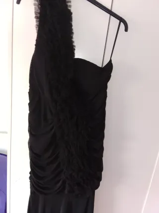 Vestido negro elegante de fiesta