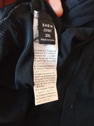 Vestido negro elegante de fiesta