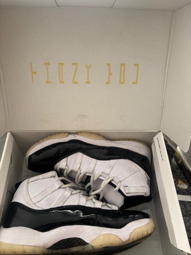 Jordan 11 Gratitud Negro Dorado