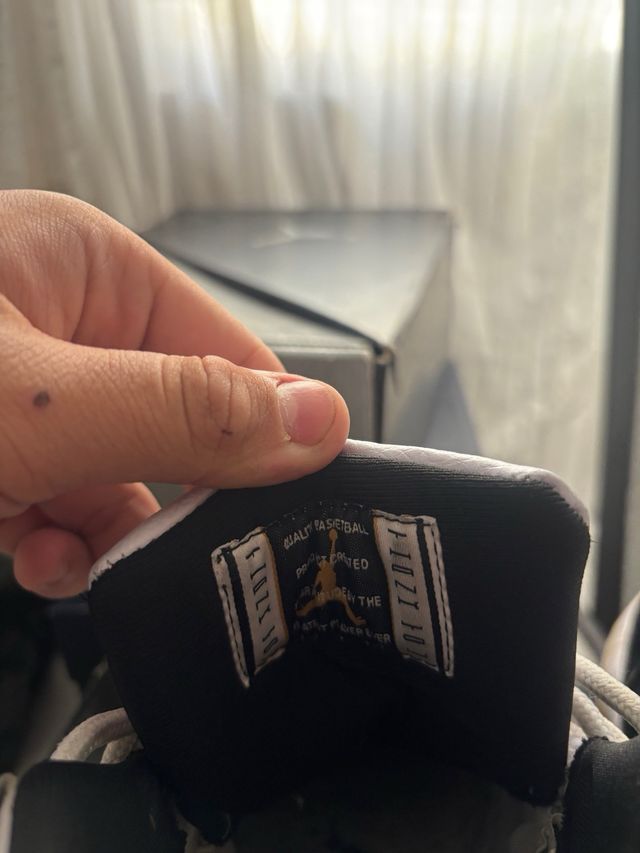 Jordan 11 Gratitud Negro Dorado