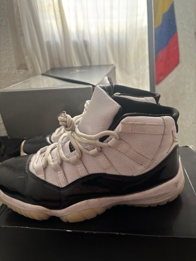 Jordan 11 Gratitud Negro Dorado