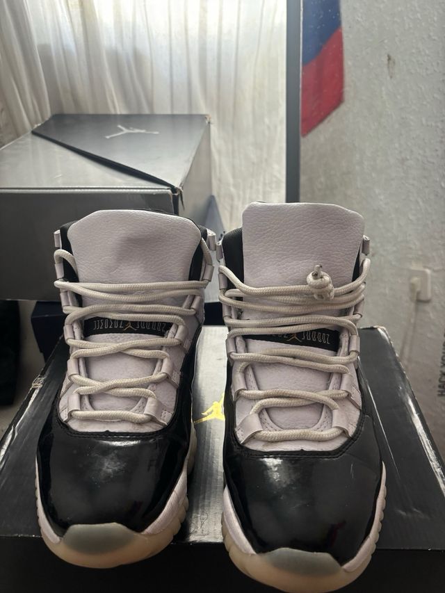 Jordan 11 Gratitud Negro Dorado