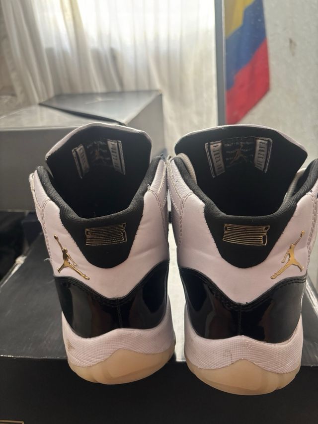 Jordan 11 Gratitud Negro Dorado