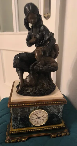 Figura de bronce de niña con oveja