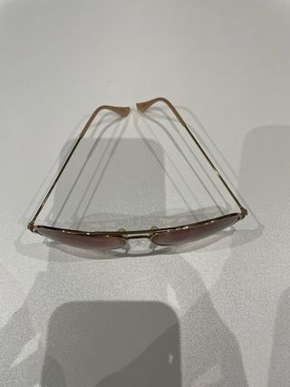 Gafas de sol aviador doradas y rosas