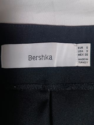 Falda negra BERSHKA