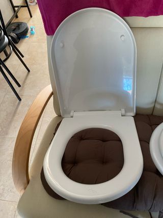 Tapa de inodoro blanca