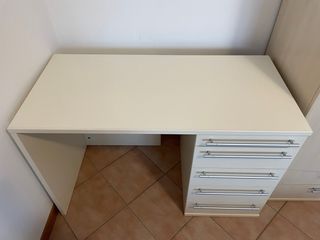 Scrivania bianca con 5 cassetti