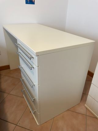 Scrivania bianca con 5 cassetti