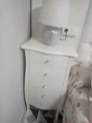 Mesita alta blanca de madera