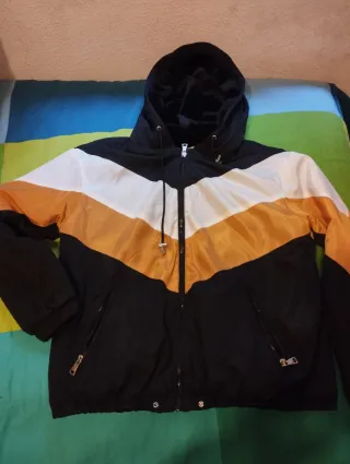 Chaqueta con capucha y diseño chevron