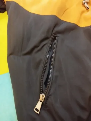 Chaqueta con capucha y diseño chevron