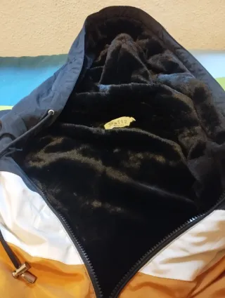 Chaqueta con capucha y diseño chevron