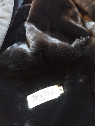 Chaqueta con capucha y diseño chevron