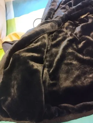 Chaqueta con capucha y diseño chevron