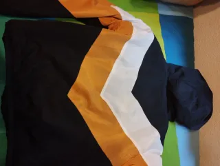 Chaqueta con capucha y diseño chevron