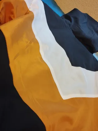 Chaqueta con capucha y diseño chevron