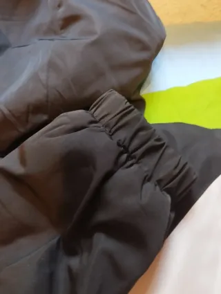 Chaqueta con capucha y diseño chevron