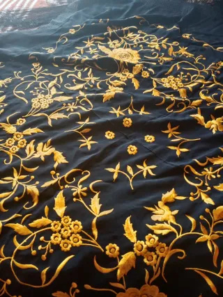 Mantón Manila Negro Bordado Dorado