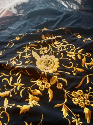 Mantón Manila Negro Bordado Dorado