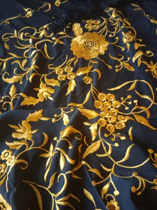 Mantón Manila Negro Bordado Dorado