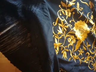 Mantón Manila Negro Bordado Dorado
