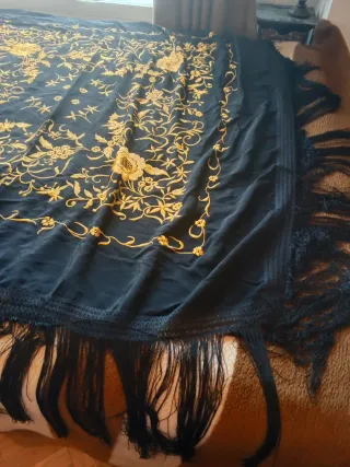Mantón Manila Negro Bordado Dorado