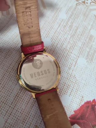Reloj Versus Versace Dorado y Rojo